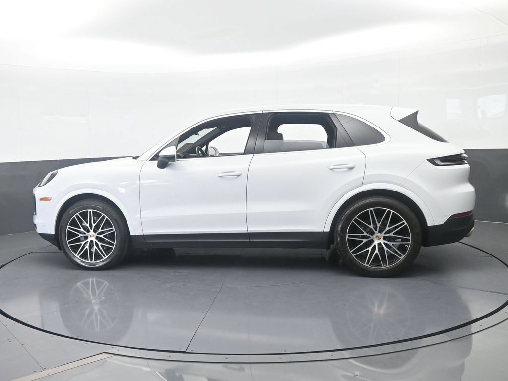 Used 2025 Porsche Cayenne AWD/4WD image 3