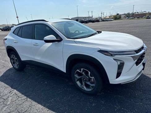 Used 2025 Chevrolet Trax LT FWD image 3