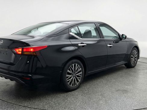 Used 2025 Nissan Altima 2.5 SV image 9