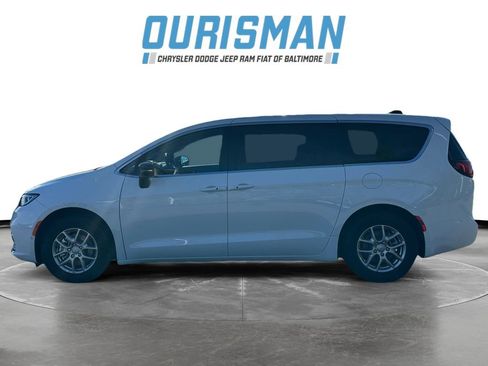 New 2026 Chrysler Pacifica Select image 3