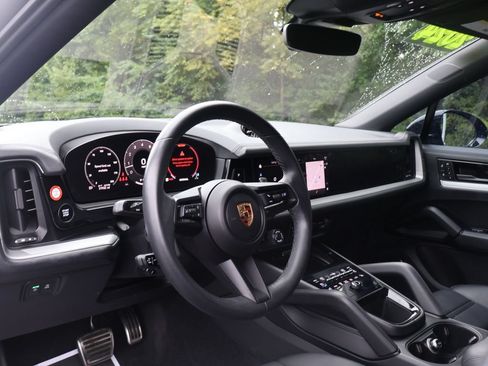 Certified 2024 Porsche Cayenne S AWD/4WD image 4