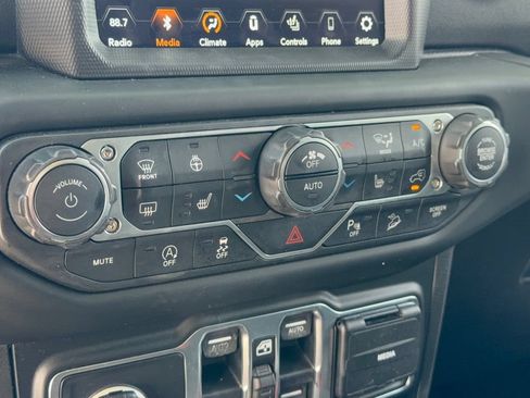 Used 2019 Jeep Wrangler Unlimited Sahara AWD/4WD image 21