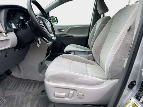 Used 2018 Toyota Sienna LE FWD image 16