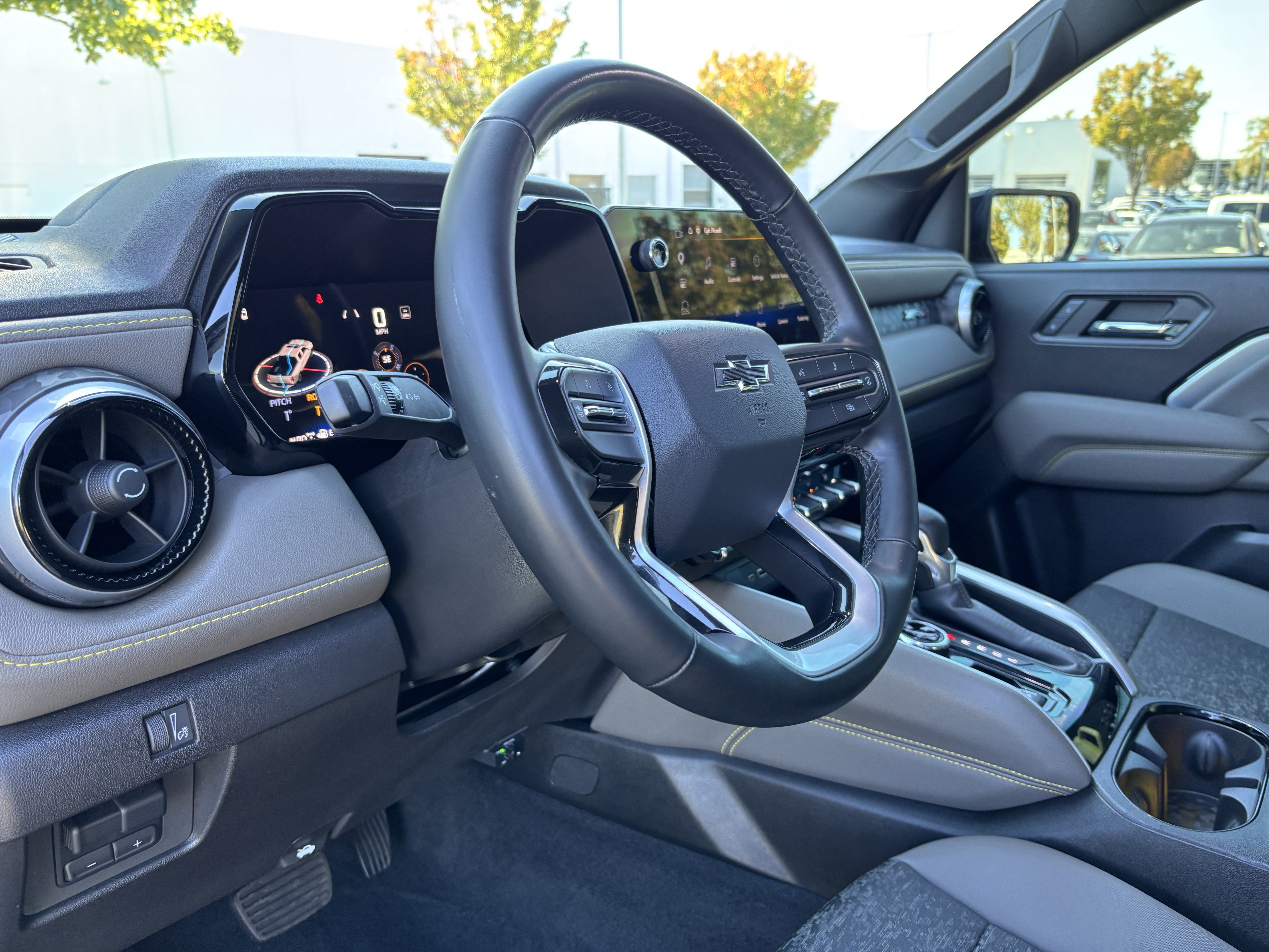 Used 2024 Chevrolet Colorado ZR2 w/ Technology Package AWD/4WD image 17