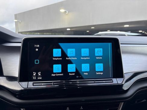 Used 2025 Volkswagen Atlas Cross Sport SE FWD image 21