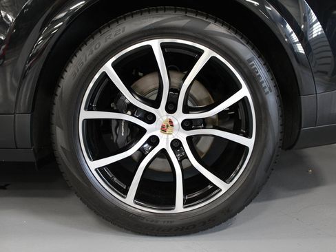 Certified 2025 Porsche Cayenne image 12
