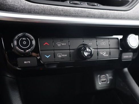 New 2026 Jeep Compass Latitude image 19