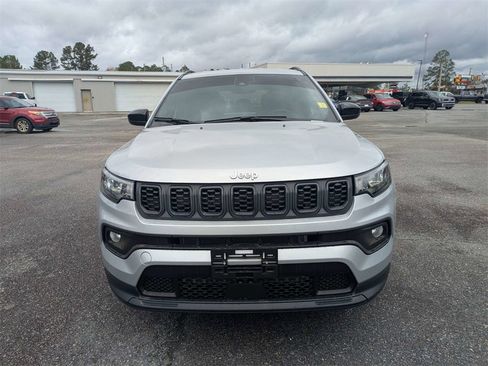 Used 2024 Jeep Compass Latitude image 9