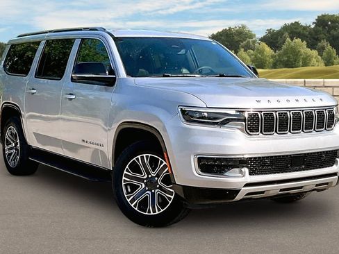 Used 2024 Jeep Wagoneer L Series II w/ Flexible Seating Group AWD/4WD image 2