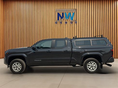 Used 2024 Toyota Tacoma SR5 AWD/4WD image 18