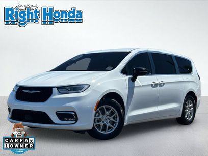 Used 2025 Chrysler Pacifica Select