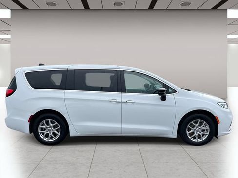 Used 2024 Chrysler Pacifica Touring-L FWD image 2