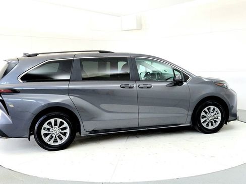 Certified 2025 Toyota Sienna LE AWD/4WD image 6