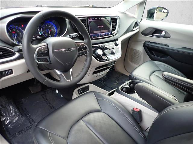 Used 2024 Chrysler Pacifica Touring-L FWD image 12