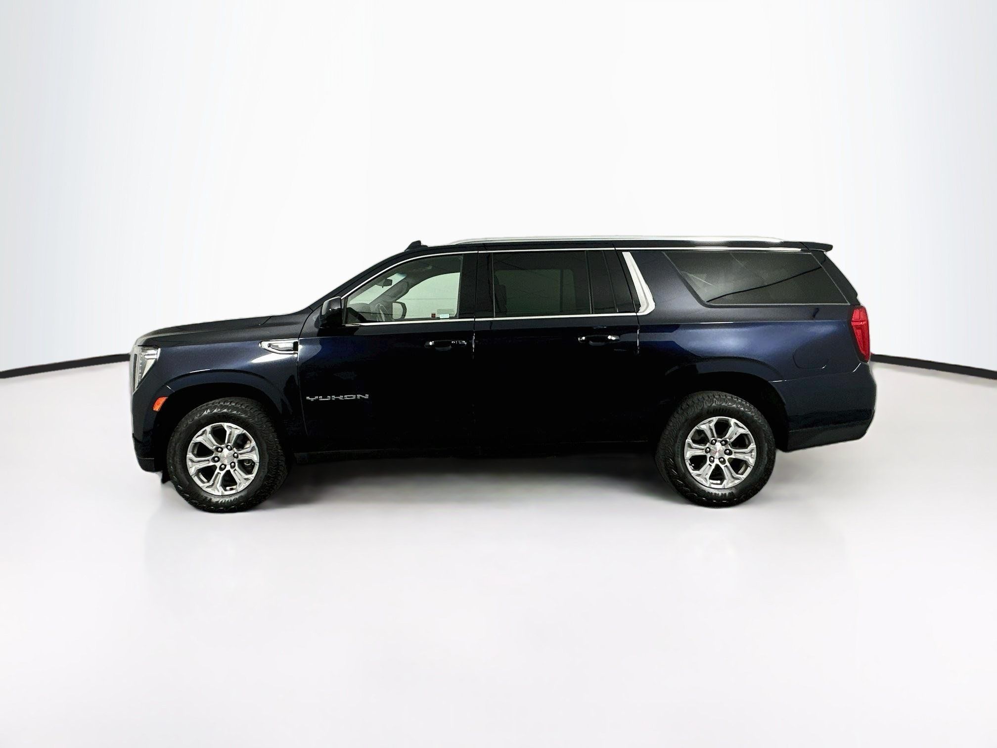 Used 2022 GMC Yukon XL SLE AWD/4WD image 4