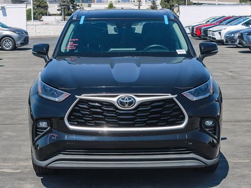 Used 2021 Toyota Highlander XLE FWD image 3