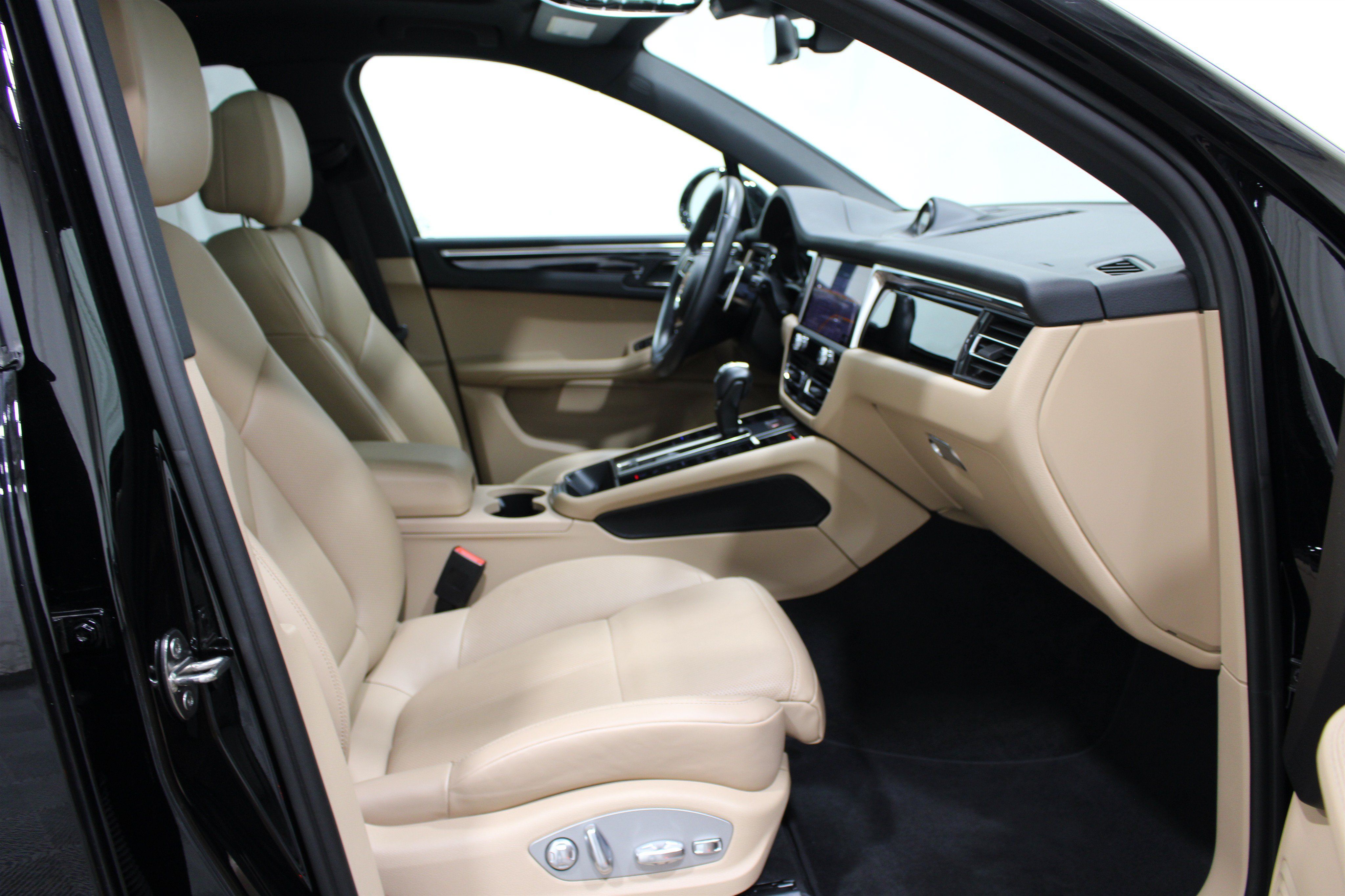 Used 2024 Porsche Macan AWD/4WD image 24