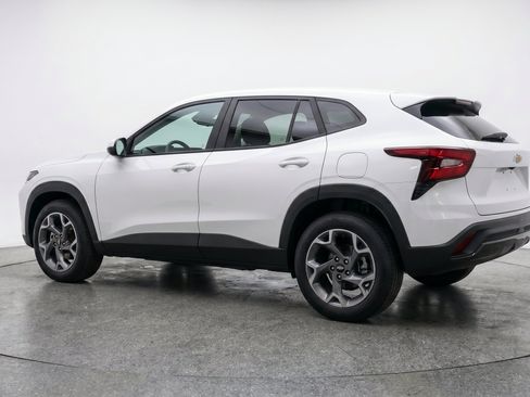 Used 2025 Chevrolet Trax LT w/ LT Convenience Package FWD image 6