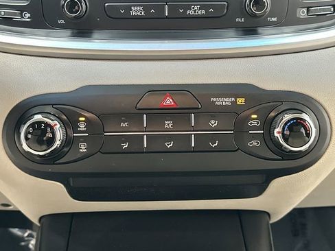 Used 2017 Kia Sorento LX image 12