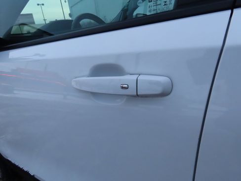 Used 2024 GMC Terrain SLE image 21