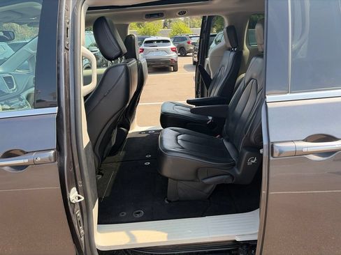 Used 2020 Chrysler Pacifica Limited w/ Tire & Wheel Group FWD image 16