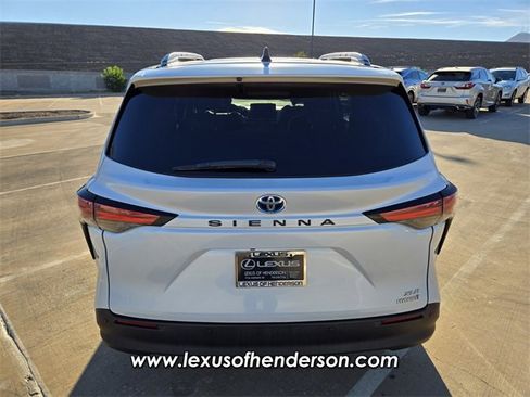 Used 2022 Toyota Sienna XLE image 5
