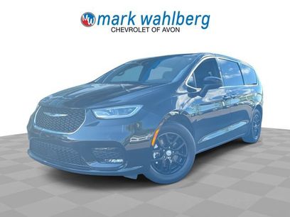 Used 2025 Chrysler Pacifica Select