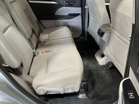 Used 2019 Toyota Highlander LE AWD/4WD image 16