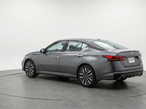 Used 2025 Nissan Altima 2.5 SV image 6