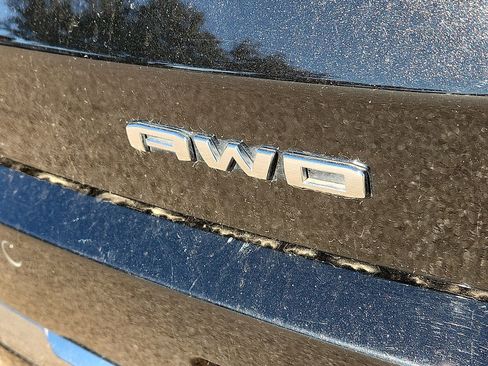 Used 2023 GMC Acadia Denali w/ Black Diamond Edition image 9