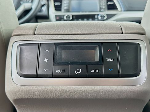 Used 2016 Toyota Highlander XLE AWD/4WD image 28