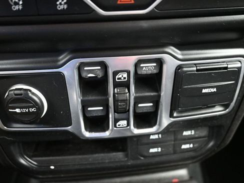 Used 2018 Jeep Wrangler Unlimited Sahara AWD/4WD image 20
