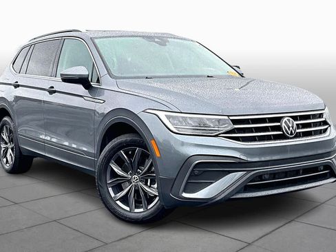 Used 2022 Volkswagen Tiguan SE w/ Panoramic Sunroof Package image 3