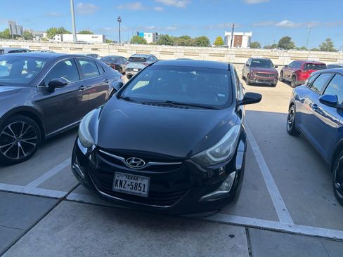 Used 2015 Hyundai Elantra SE w/ Option Group 02 FWD image 2