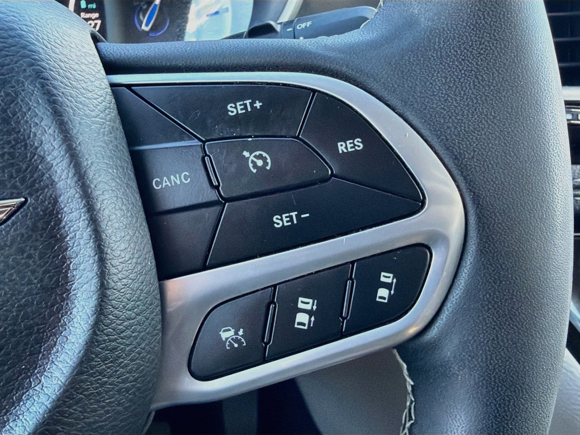Used 2024 Chrysler Pacifica Limited FWD image 38
