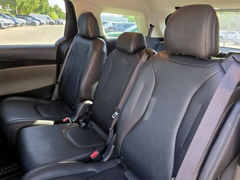 Used 2025 Kia Carnival FWD image 13