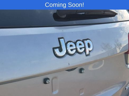 Used 2019 Jeep Grand Cherokee Laredo AWD/4WD image 11