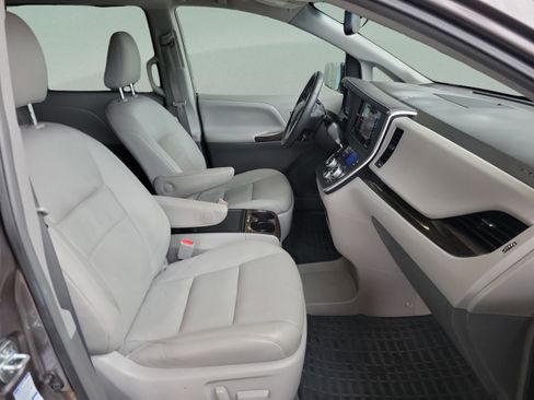 Used 2015 Toyota Sienna XLE image 12