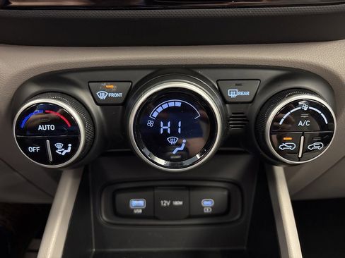 Used 2025 Hyundai Venue SEL image 31