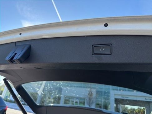 Used 2022 Volkswagen Tiguan SE image 13