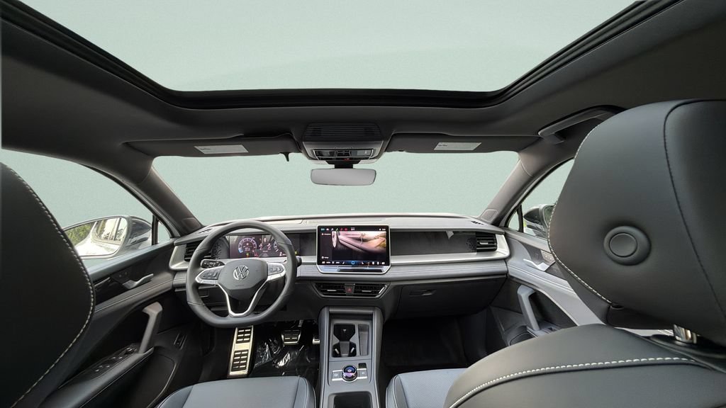 New 2026 Volkswagen Tiguan SE R-Line FWD image 28