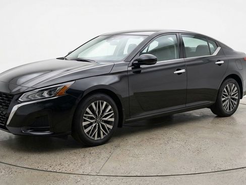 Used 2025 Nissan Altima 2.5 SV image 3
