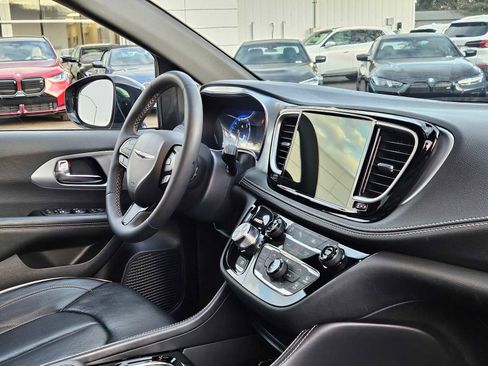 Used 2025 Chrysler Pacifica Limited image 12
