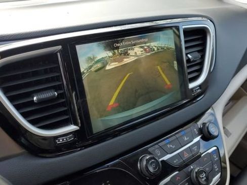 Used 2024 Chrysler Pacifica Touring-L FWD image 16