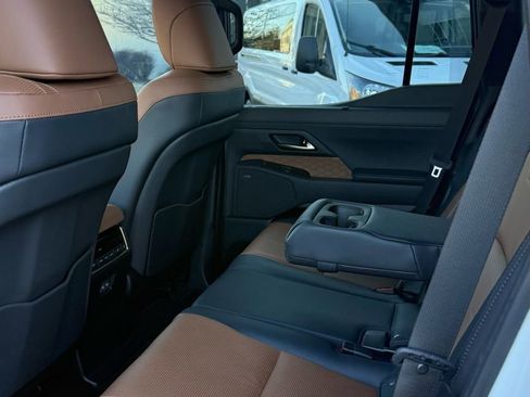 Used 2025 Lexus GX 550 w/ Accessory Package (Z1) image 30