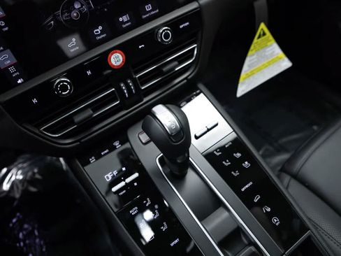 Certified 2026 Porsche Macan AWD/4WD image 28