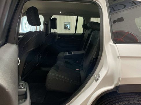 Used 2024 Jeep Grand Cherokee Laredo AWD/4WD image 21