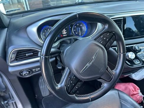 Used 2018 Chrysler Pacifica Touring-L w/ Premium Audio Group FWD image 11