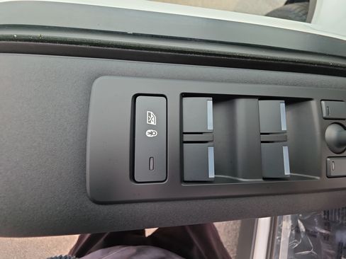 Certified 2025 Land Rover Discovery S AWD/4WD image 27