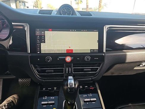 Used 2024 Porsche Macan image 4